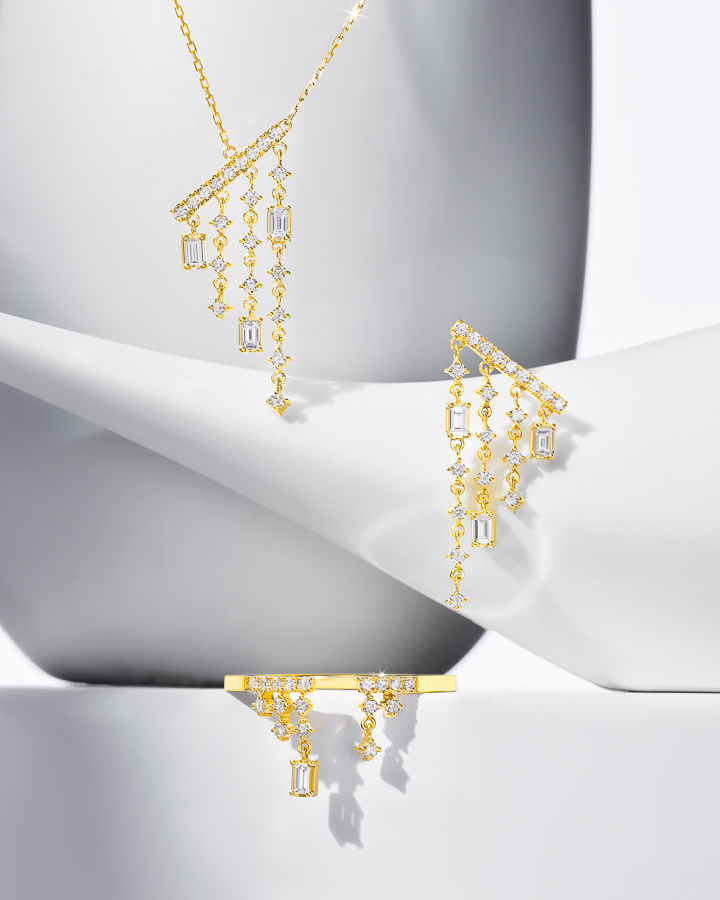 Collier chandelier sway