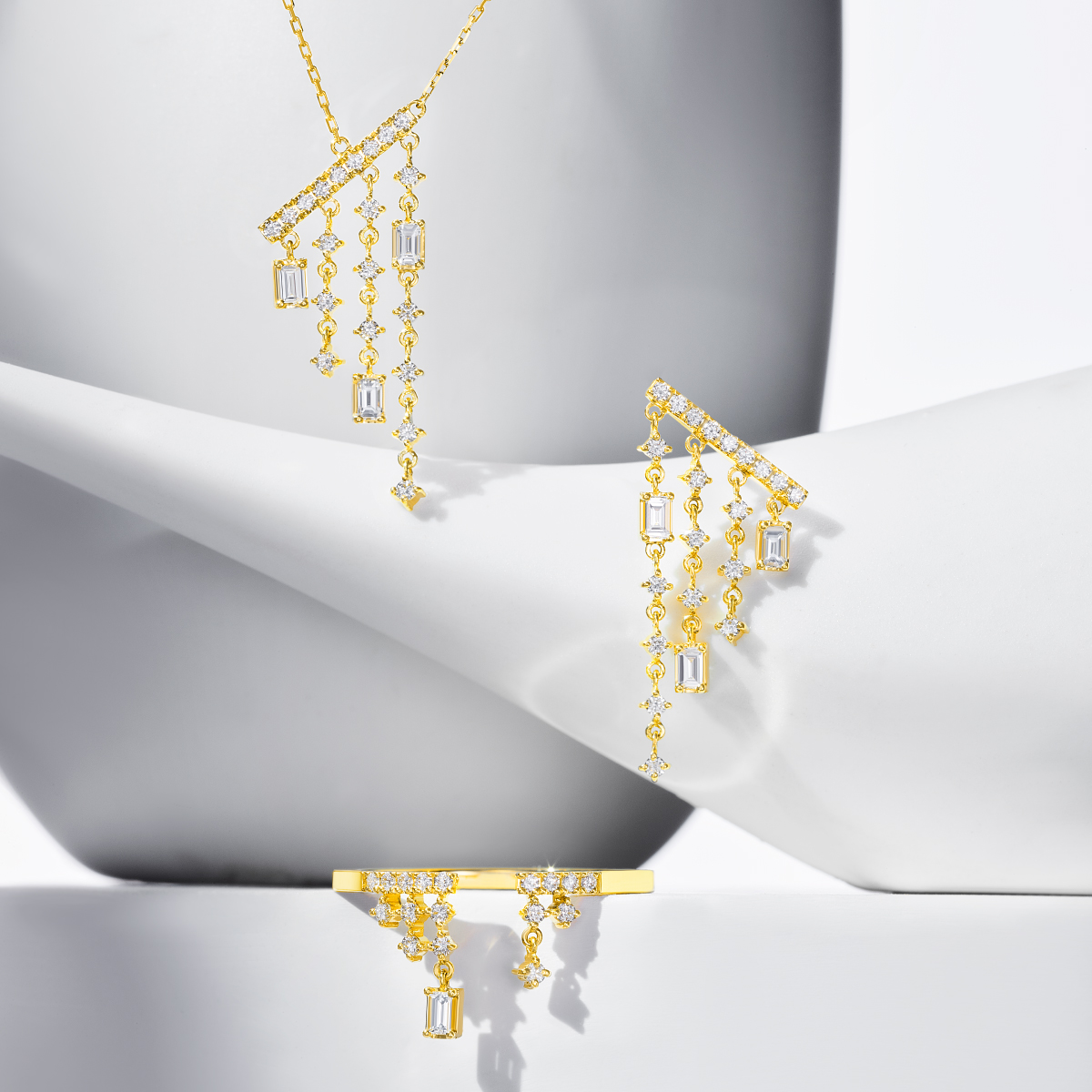 Collier chandelier sway